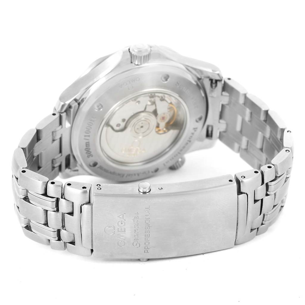 The image shows the back and clasp of the Omega Seamaster 2535.80.00 Men
s Stainless Steel Blue Dial 2535.80.00 Men
s Stainless Steel Blue Dial watch, highlighting its metal bracelet and transparent case back.