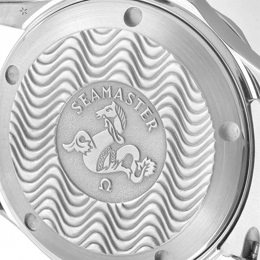 This image shows the case-back of the Omega Seamaster 2561.80.00 Men
s Stainless Steel Blue Dial 2561.80.00 Men
s Stainless Steel Blue Dial watch with its engraved design.
