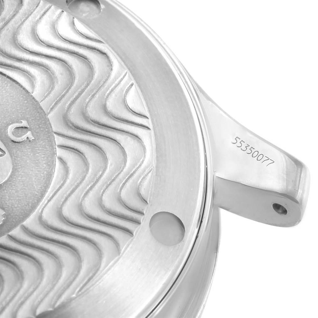 This image shows a close-up view of the case back and lug of an Omega Seamaster 2561.80.00 Men
s Stainless Steel Blue Dial 2561.80.00 Men
s Stainless Steel Blue Dial watch, highlighting its wave pattern and serial number.