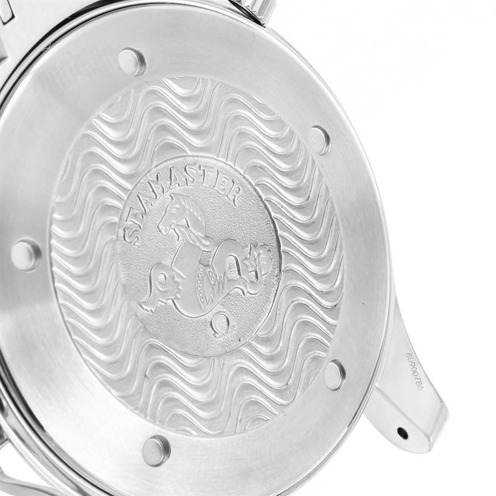 This image shows the case back of an Omega Seamaster 2254.50.00 Men
s Stainless Steel Black Dial 2254.50.00 Men
s Stainless Steel Black Dial watch with an engraved design and wavy pattern.