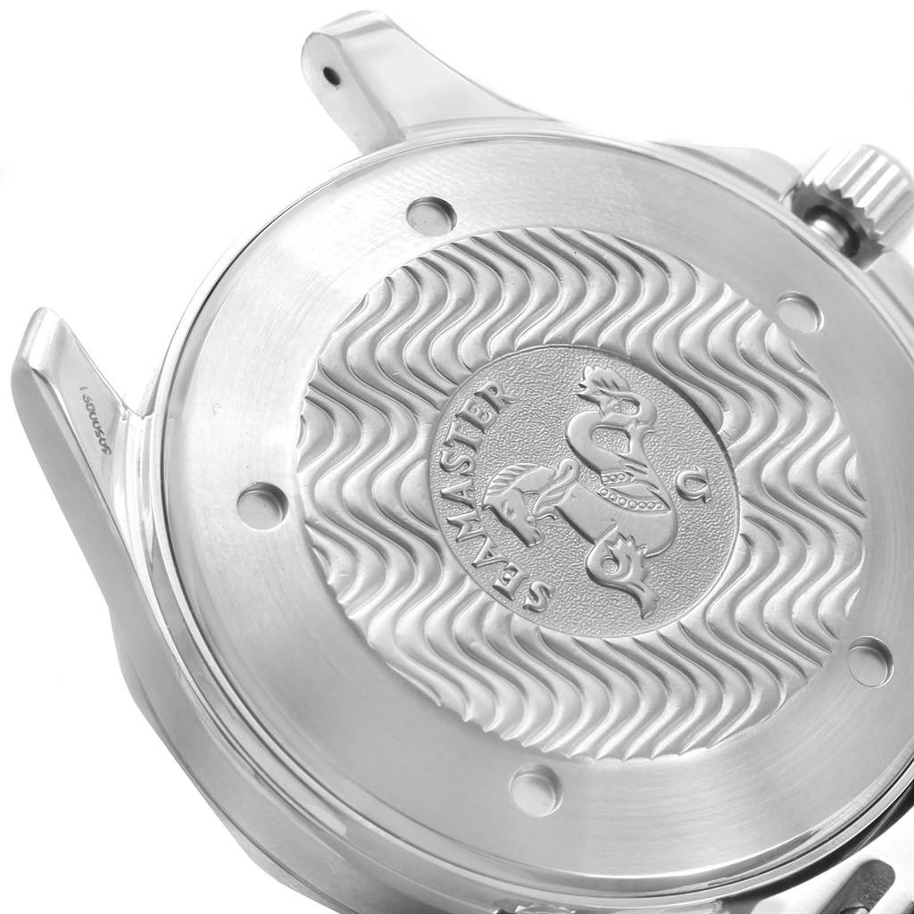 Image shows the case back of an Omega Seamaster 2531.80.00 Men
s Stainless Steel Blue Dial 2531.80.00 Men
s Stainless Steel Blue Dial watch, highlighting the wave pattern and logo engraving.