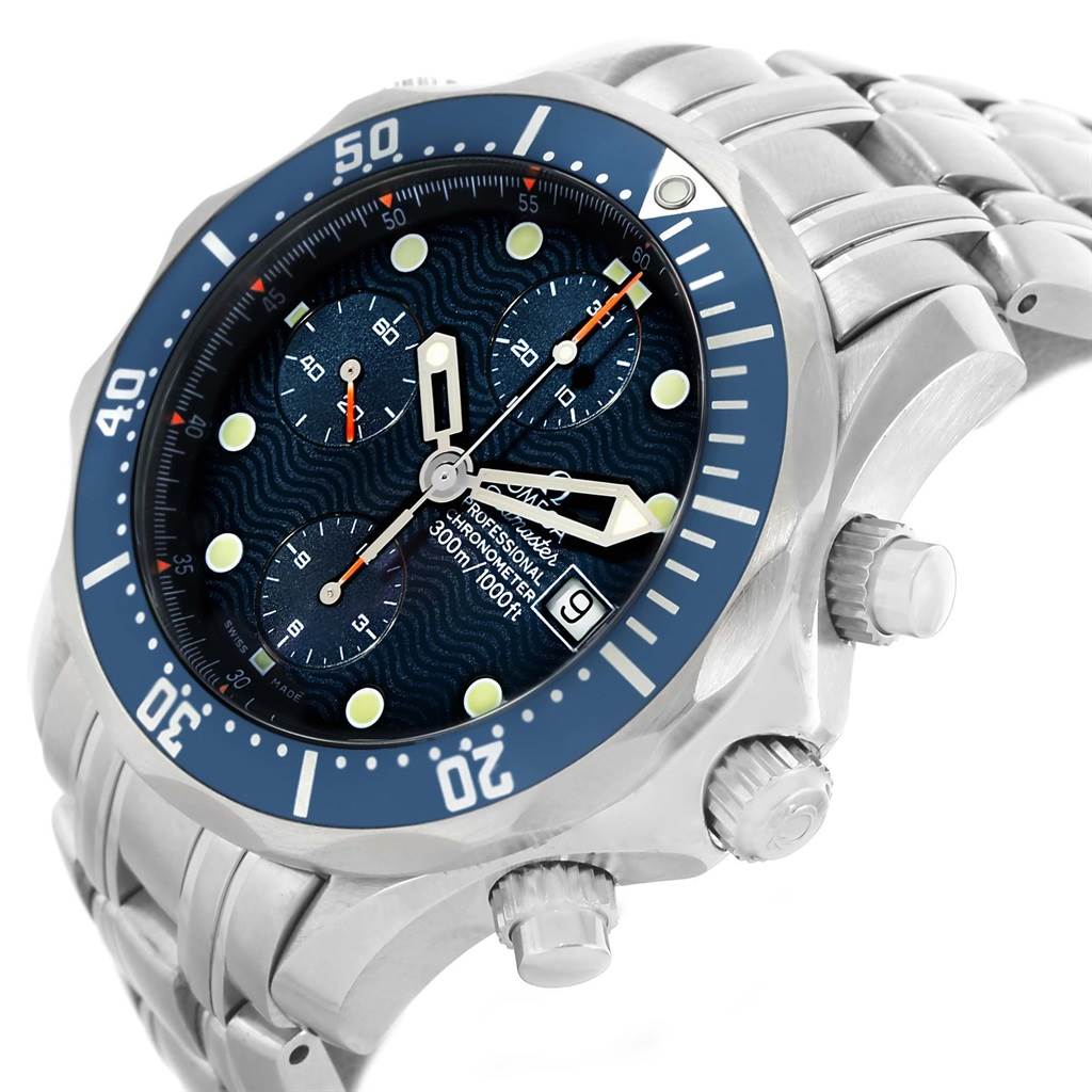 This image shows an angled view of an Omega Seamaster 2599.80.00 Men
s Stainless Steel Blue Dial 2599.80.00 Men
s Stainless Steel Blue Dial watch, displaying its face, bezel, crown, and metal strap.