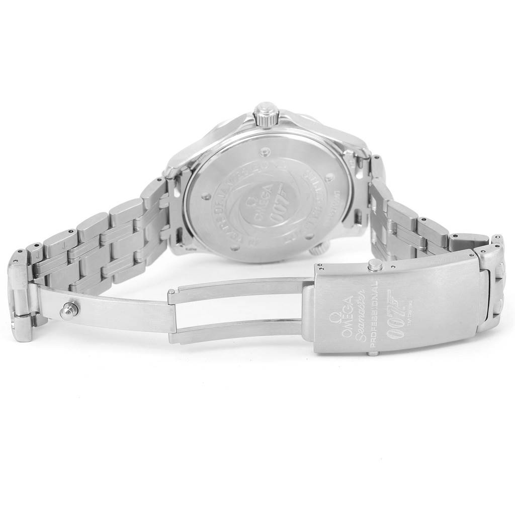 The image shows the back case and clasp of the Omega Seamaster 2537.80.00 Men
s Stainless Steel Blue Dial 2537.80.00 Men
s Stainless Steel Blue Dial watch, highlighting its stainless steel bracelet.