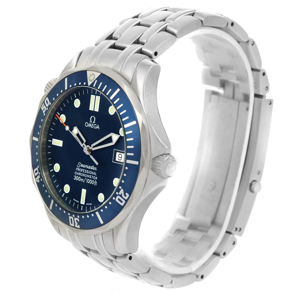 The image shows a side view of an Omega Seamaster 2531.80.00 Men
s Stainless Steel Blue Dial 2531.80.00 Men
s Stainless Steel Blue Dial watch, highlighting its face, bezel, and bracelet.