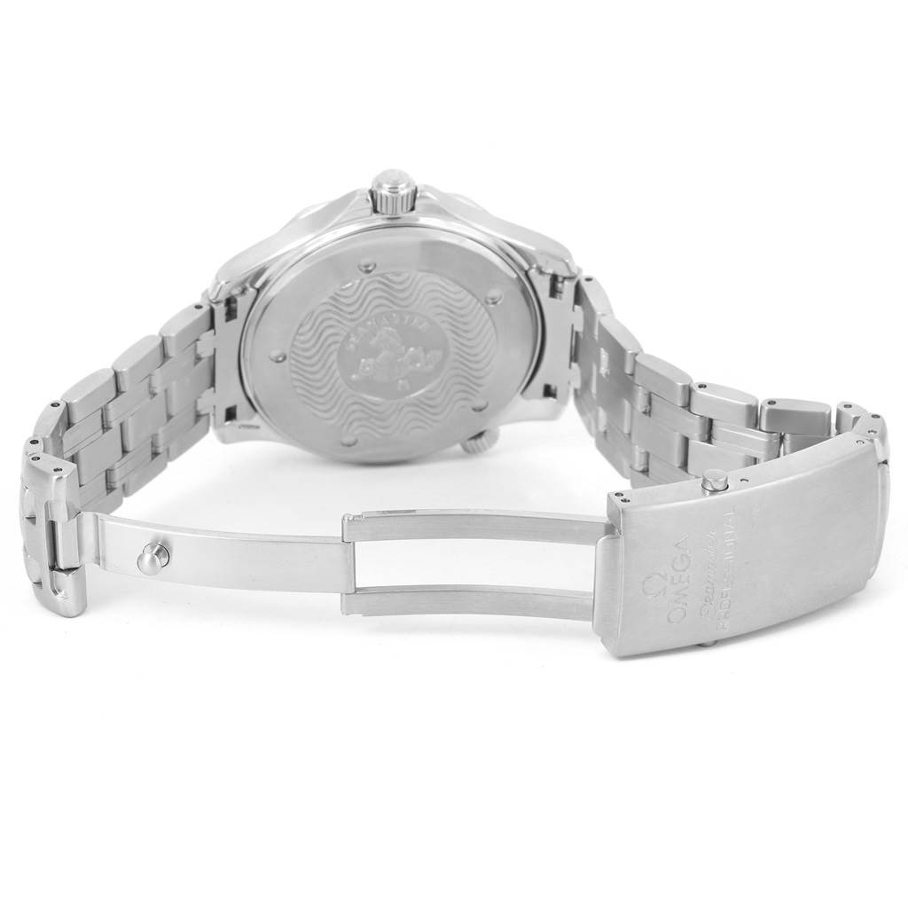 This image shows the back of an Omega Seamaster 2531.80.00 Men
s Stainless Steel Blue Dial 2531.80.00 Men
s Stainless Steel Blue Dial watch and its opened metal bracelet with clasp.