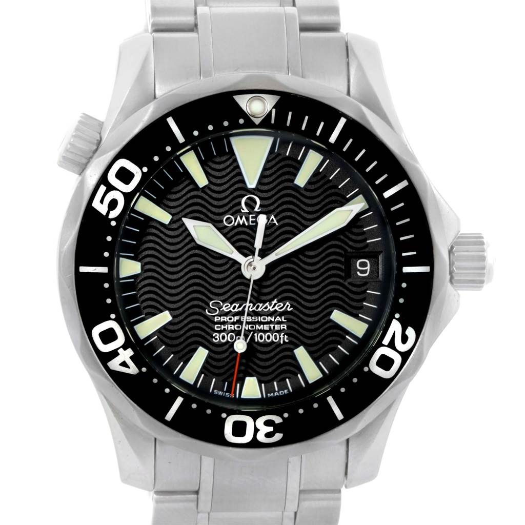The image shows a frontal view of an Omega Seamaster 2252.50.00 Men
s Stainless Steel Black Dial 2252.50.00 Men
s Stainless Steel Black Dial watch, highlighting its black dial, wave pattern, bezel, and stainless steel bracelet.