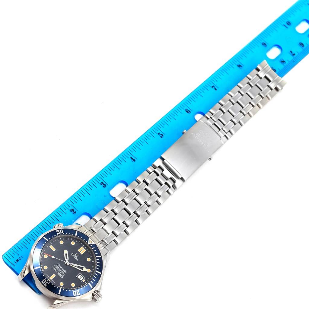 The photo shows an Omega Seamaster 2531.80.00 Men
s Stainless Steel Blue Dial 2531.80.00 Men
s Stainless Steel Blue Dial watch and stainless steel bracelet with a ruler measuring its length.