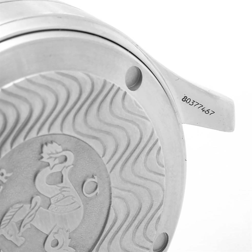 This image shows the case back and a part of the lug with the serial number of the Omega Seamaster 2554.80.00 Men
s Stainless Steel Blue Dial 2554.80.00 Men
s Stainless Steel Blue Dial watch model.