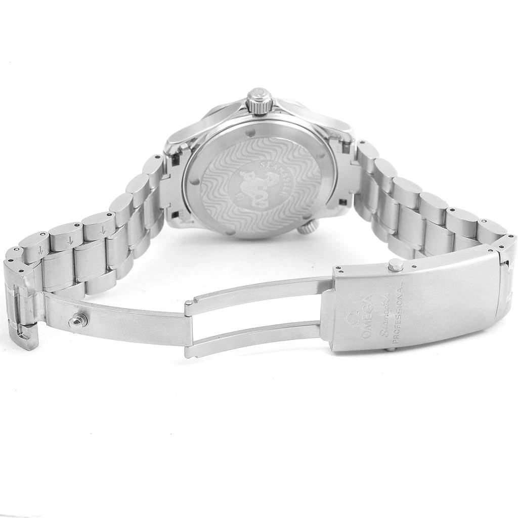 This image shows the back and clasp of the Omega Seamaster 2554.80.00 Men
s Stainless Steel Blue Dial 2554.80.00 Men
s Stainless Steel Blue Dial, highlighting the bracelet and case back details.