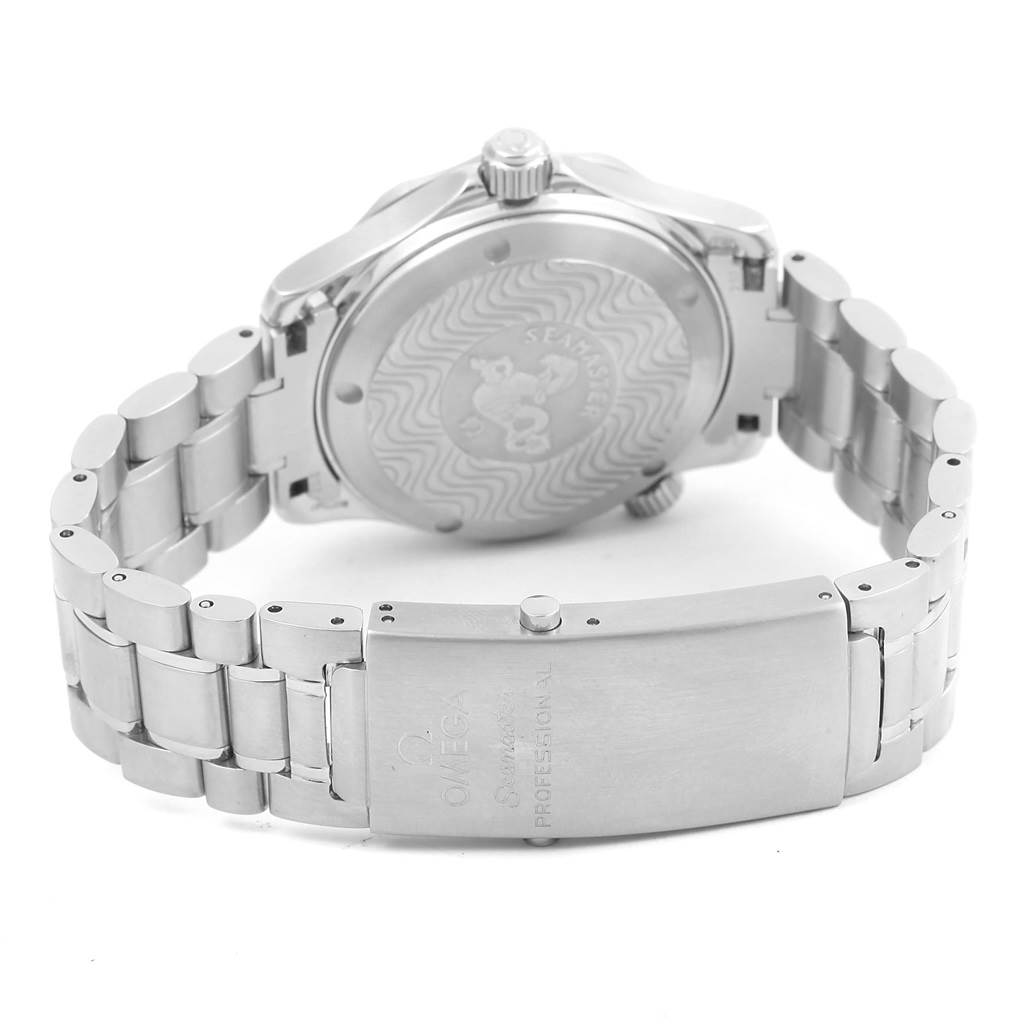 The image shows the back of the Omega Seamaster 2554.80.00 Men
s Stainless Steel Blue Dial 2554.80.00 Men
s Stainless Steel Blue Dial watch, highlighting its case back, bracelet, and clasp.