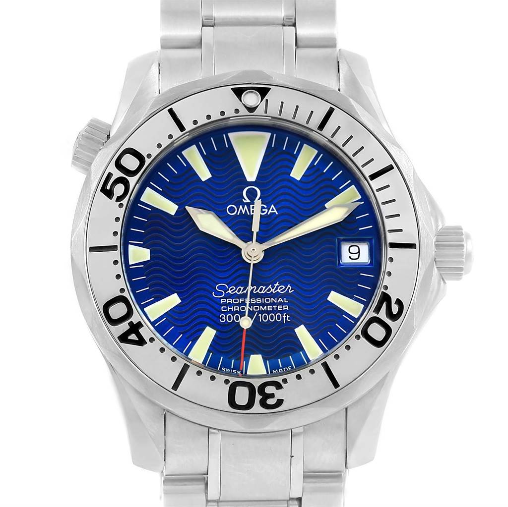 This image shows the dial, bezel, crown, and part of the bracelet of the Omega Seamaster 2554.80.00 Men
s Stainless Steel Blue Dial 2554.80.00 Men
s Stainless Steel Blue Dial watch from a front angle.