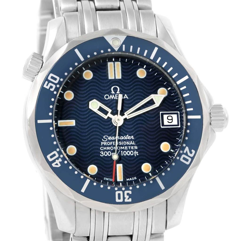 The image shows a front view of the Omega Seamaster 2551.80.00 Men
s Stainless Steel Blue Dial 2551.80.00 Men
s Stainless Steel Blue Dial watch, highlighting its blue dial, date display, and stainless steel bracelet.