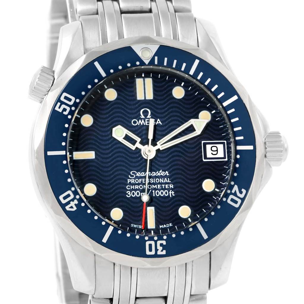 The image shows a front view of an Omega Seamaster 2551.80.00 Men
s Stainless Steel Blue Dial 2551.80.00 Men
s Stainless Steel Blue Dial watch, highlighting its bezel, dial, and bracelet.