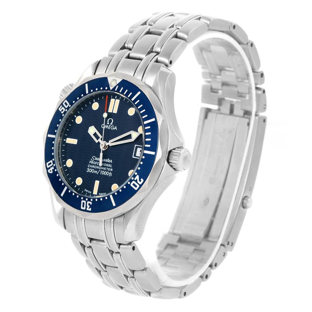 This image shows a side-angle view of the Omega Seamaster 2551.80.00 Men
s Stainless Steel Blue Dial 2551.80.00 Men
s Stainless Steel Blue Dial watch, highlighting its dial, bezel, and metal bracelet.