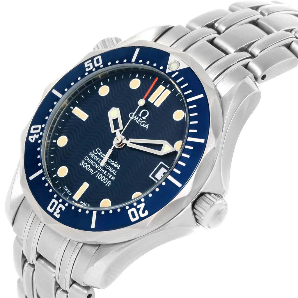 The image shows an angled view of an Omega Seamaster 2551.80.00 Men
s Stainless Steel Blue Dial 2551.80.00 Men
s Stainless Steel Blue Dial watch, highlighting the face, bezel, and part of the metal bracelet.