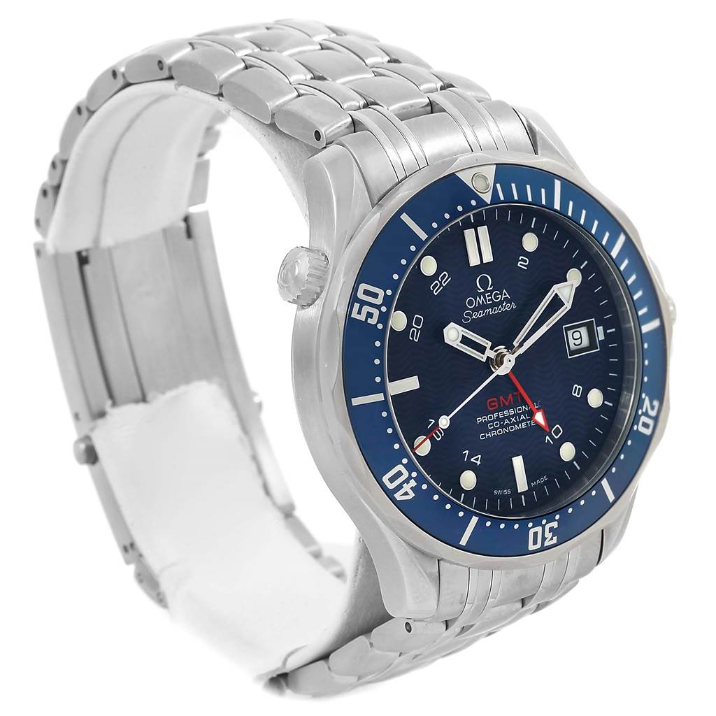 This image shows an angled view of the Omega Seamaster 2535.80.00 Men
s Stainless Steel Blue Dial 2535.80.00 Men
s Stainless Steel Blue Dial watch, highlighting its face, bezel, crown, and metal bracelet.