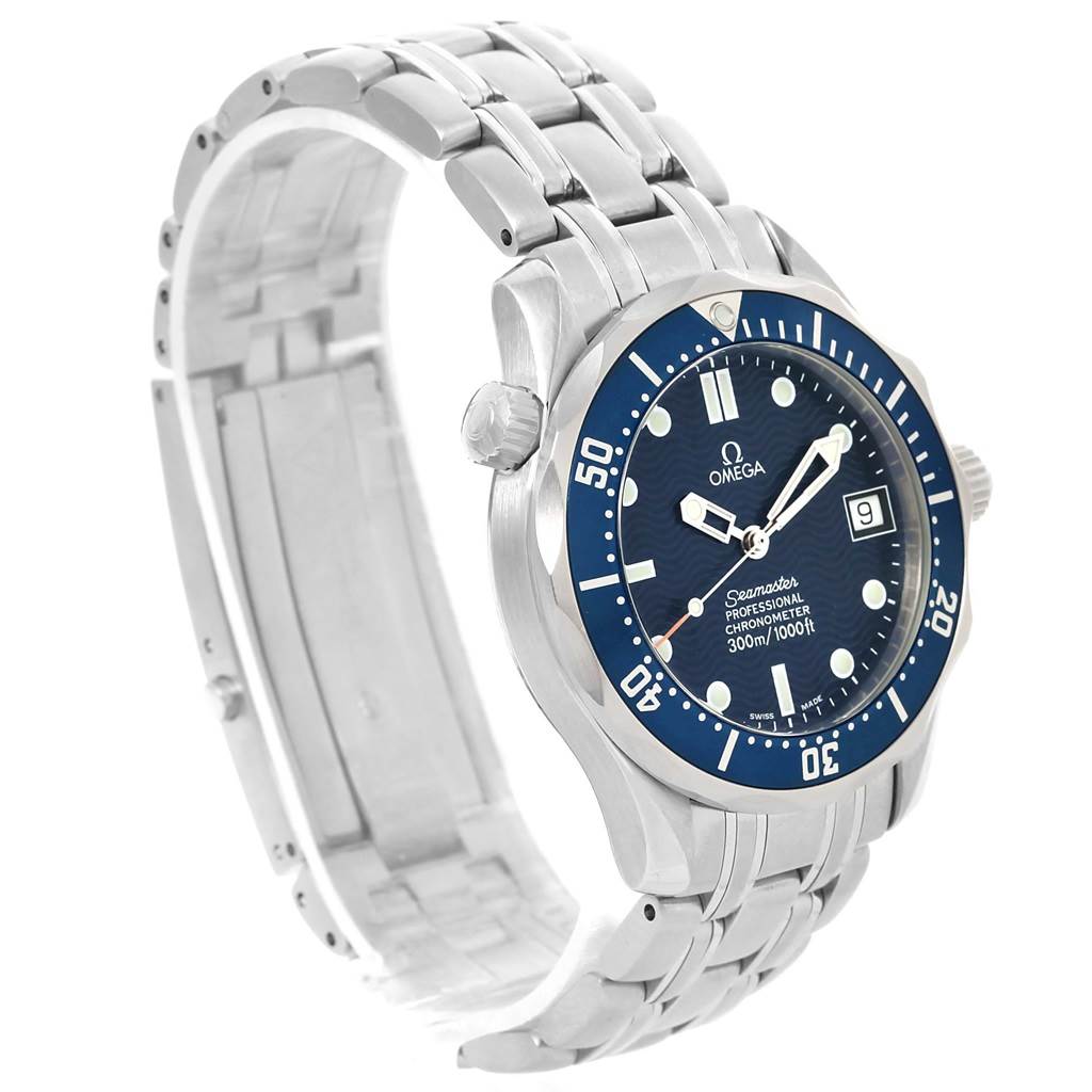 The image shows an Omega Seamaster 2551.80.00 Men
s Stainless Steel Blue Dial 2551.80.00 Men
s Stainless Steel Blue Dial watch at an angled view, highlighting its stainless steel bracelet, dial, and bezel.