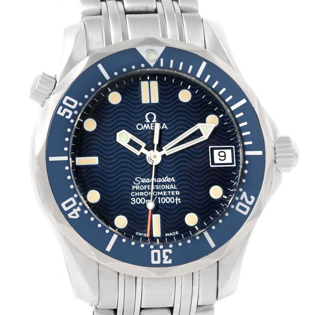 The image shows a front view of an Omega Seamaster 2551.80.00 Men
s Stainless Steel Blue Dial 2551.80.00 Men
s Stainless Steel Blue Dial watch, highlighting its dial, bezel, and stainless steel bracelet.