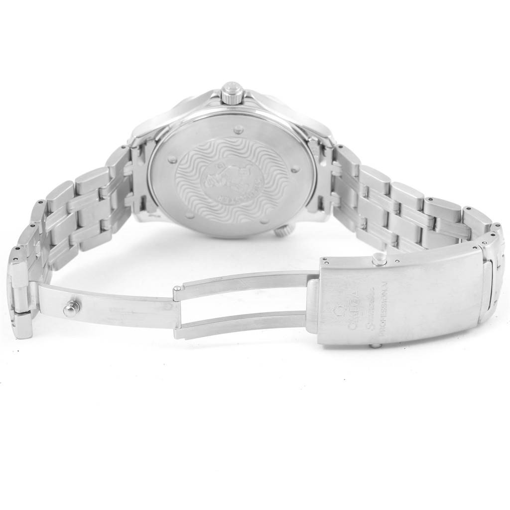 The image shows the back and clasp of an Omega Seamaster 2541.80.00 Men
s Stainless Steel Blue Dial 2541.80.00 Men
s Stainless Steel Blue Dial watch, displaying its bracelet and closed deployment clasp.