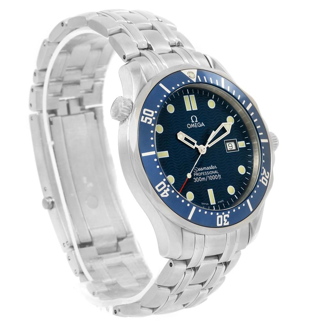 The image shows a side-angle view of an Omega Seamaster 2541.80.00 Men
s Stainless Steel Blue Dial 2541.80.00 Men
s Stainless Steel Blue Dial watch, highlighting its face, bezel, and stainless steel bracelet.