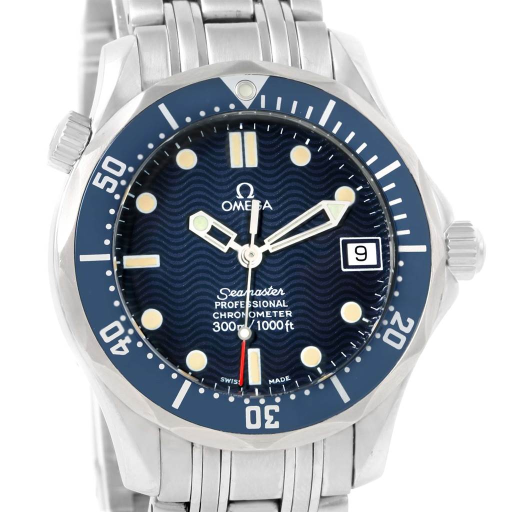 This image shows a front view of the Omega Seamaster 2551.80.00 Men
s Stainless Steel Blue Dial 2551.80.00 Men
s Stainless Steel Blue Dial watch, highlighting its dial, bezel, bracelet, and crown.