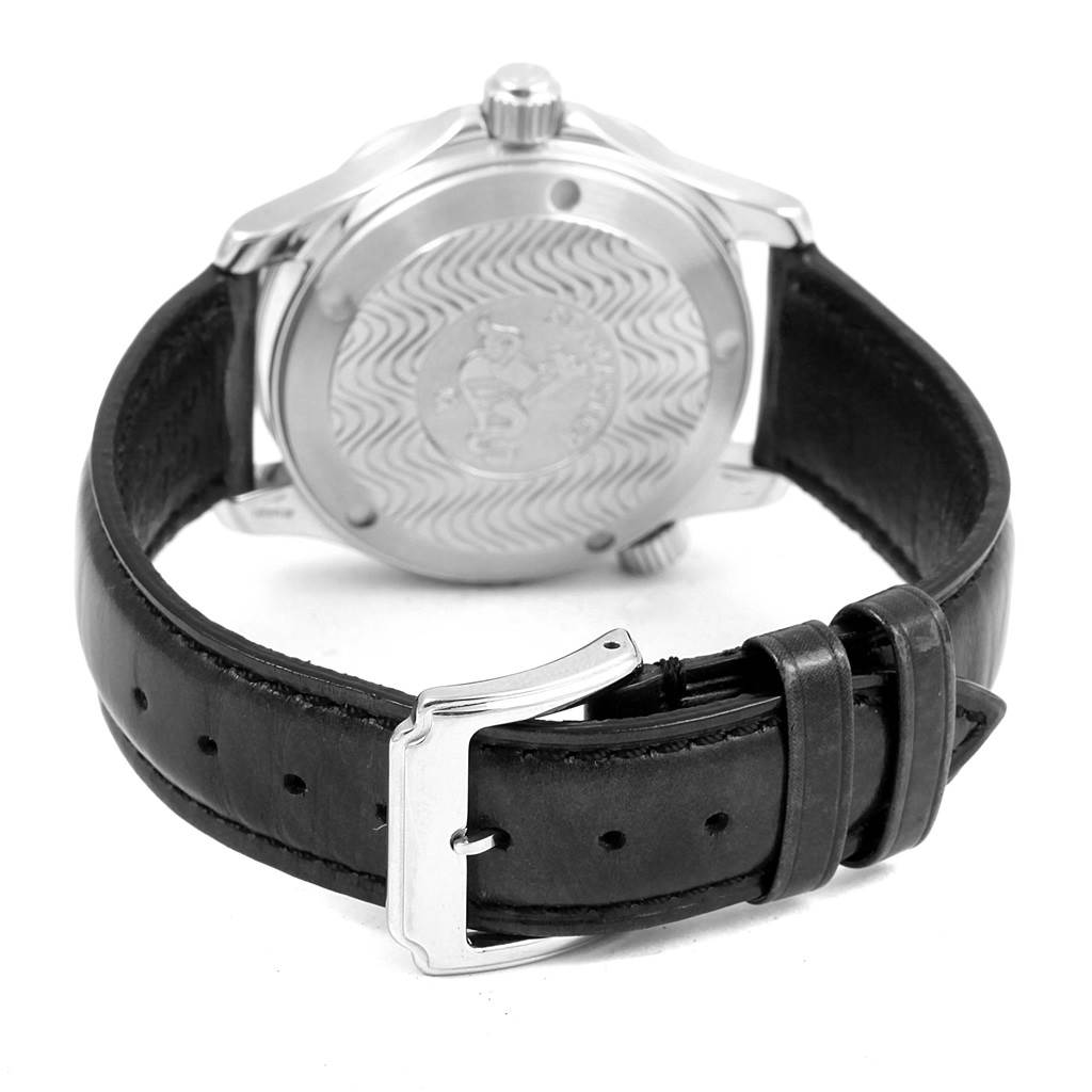 The image shows the back and strap of the Omega Seamaster 2252.50.00 Men
s Stainless Steel Black Dial 2252.50.00 Men
s Stainless Steel Black Dial watch, highlighting its clasp and case back design.