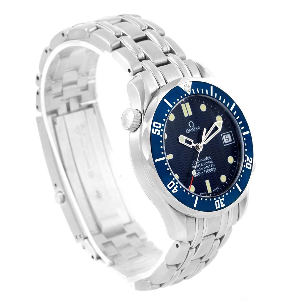 This image shows a side-angle view of the Omega Seamaster 2551.80.00 Men
s Stainless Steel Blue Dial 2551.80.00 Men
s Stainless Steel Blue Dial watch, highlighting its blue dial, bezel, and metal bracelet.