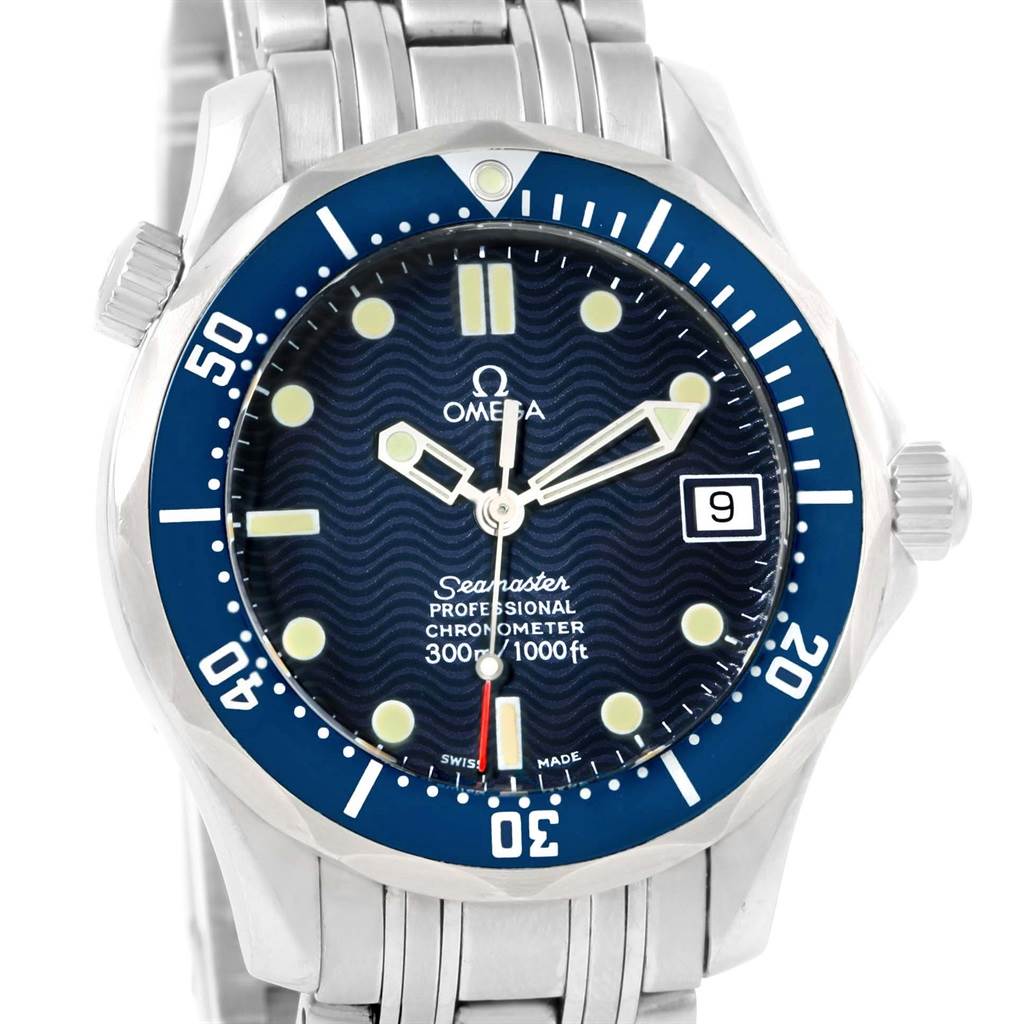 The image shows a frontal view of an Omega Seamaster 2551.80.00 Men
s Stainless Steel Blue Dial 2551.80.00 Men
s Stainless Steel Blue Dial watch, featuring its dial, bezel, and metal bracelet.