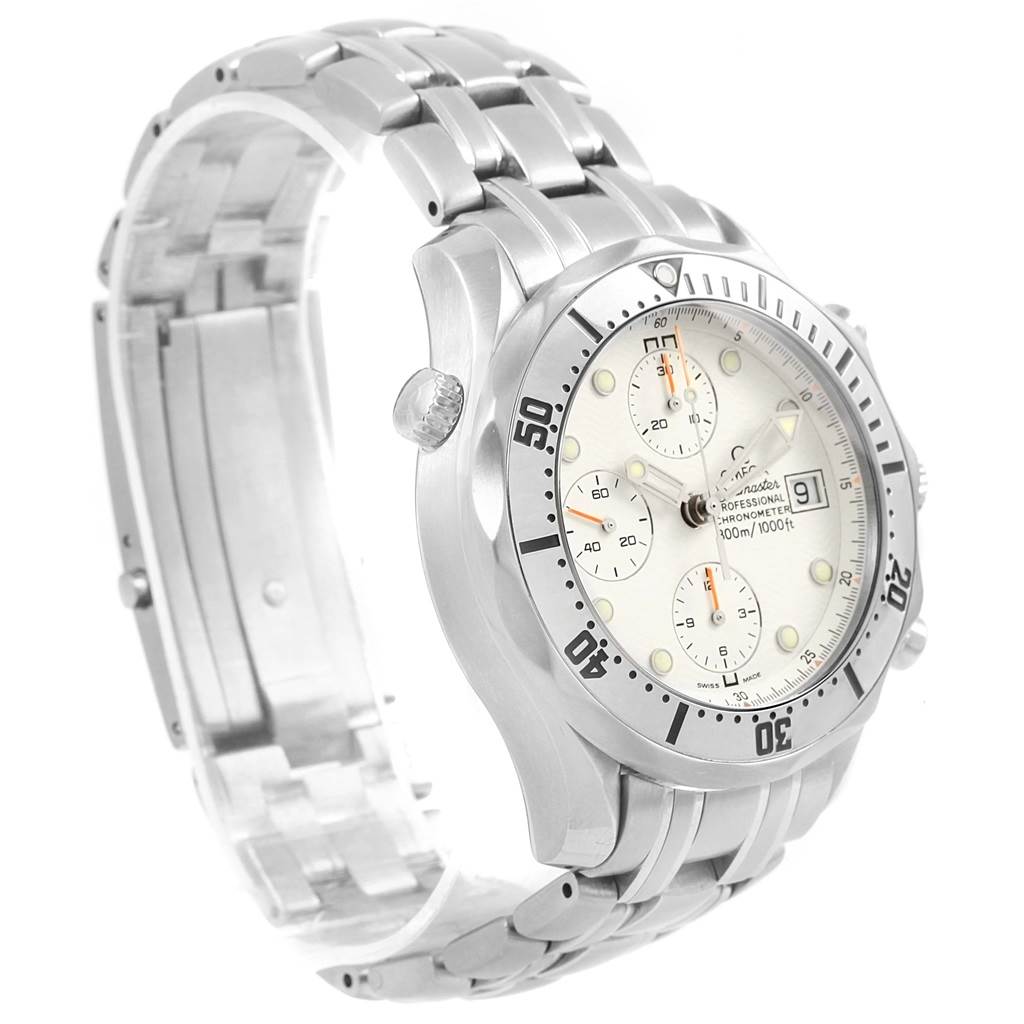 The image shows an angled view of an Omega Seamaster 2598.20.00 Men
s Stainless Steel White Dial 2598.20.00 Men
s Stainless Steel White Dial watch displaying the face, bezel, crown, and metal bracelet.