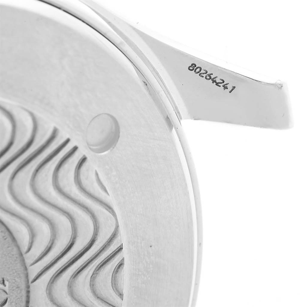 This image shows a close-up of the case back and lug with the serial number of an Omega Seamaster 2531.80.00 Men
s Stainless Steel Blue Dial 2531.80.00 Men
s Stainless Steel Blue Dial watch.