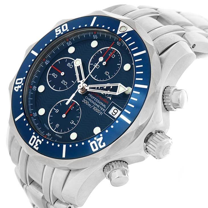 This image shows an angled view of the Omega Seamaster 2225.80.00 Men
s Stainless Steel Blue Dial 2225.80.00 Men
s Stainless Steel Blue Dial watch, including the watch face, bezel, and stainless steel bracelet.