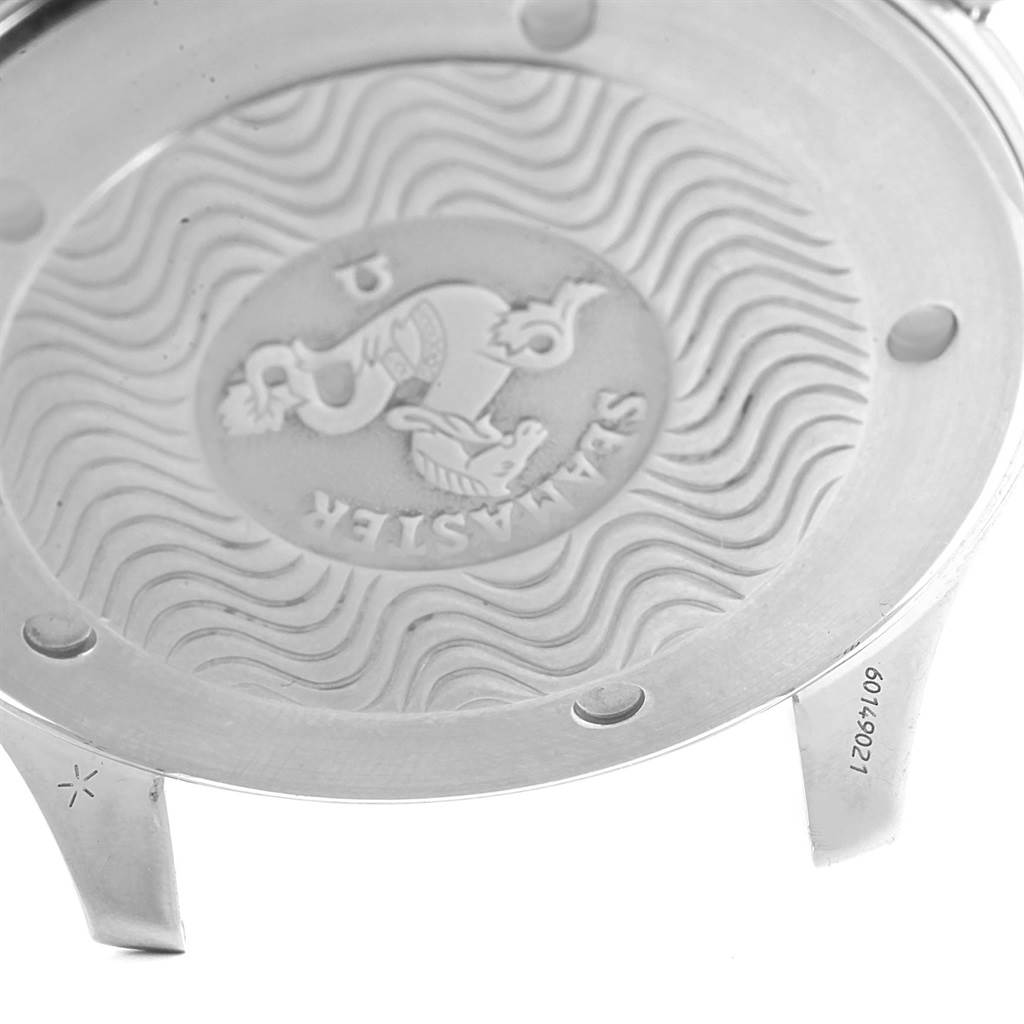 The image shows the back case of an Omega Seamaster 2531.80.00 Men
s Stainless Steel Blue Dial 2531.80.00 Men
s Stainless Steel Blue Dial watch, highlighting its engraved logo and serial number.