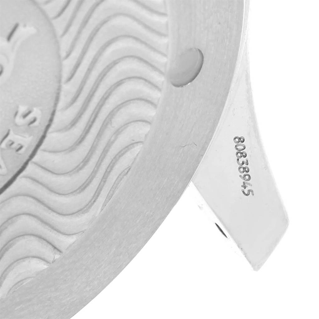 The image shows a close-up of the case back and lug of an Omega Seamaster 2531.80.00 Men
s Stainless Steel Blue Dial 2531.80.00 Men
s Stainless Steel Blue Dial watch, highlighting the serial number.