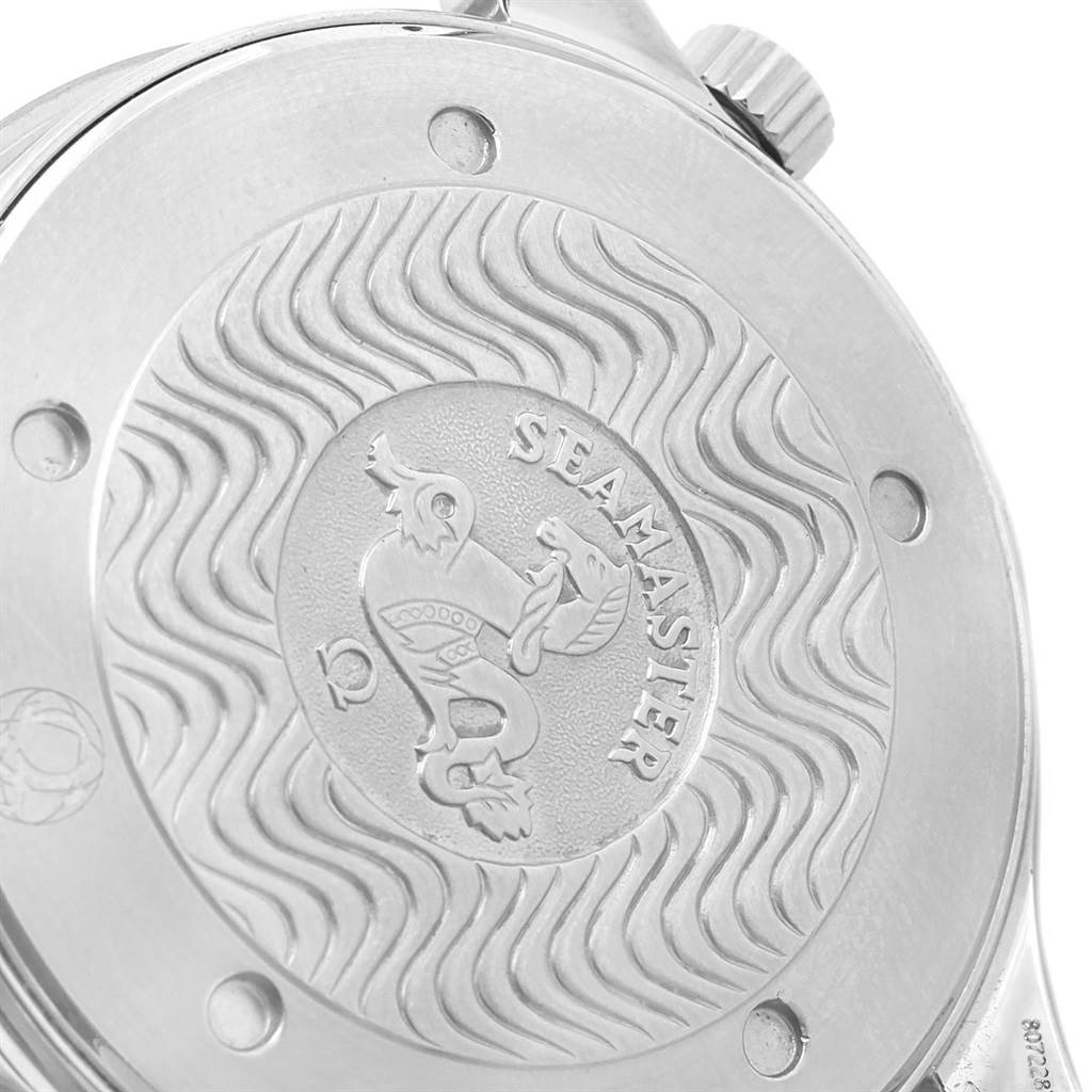 This is an angled view of the case back of the Omega Seamaster 2531.80.00 Men
s Stainless Steel Blue Dial 2531.80.00 Men
s Stainless Steel Blue Dial watch.