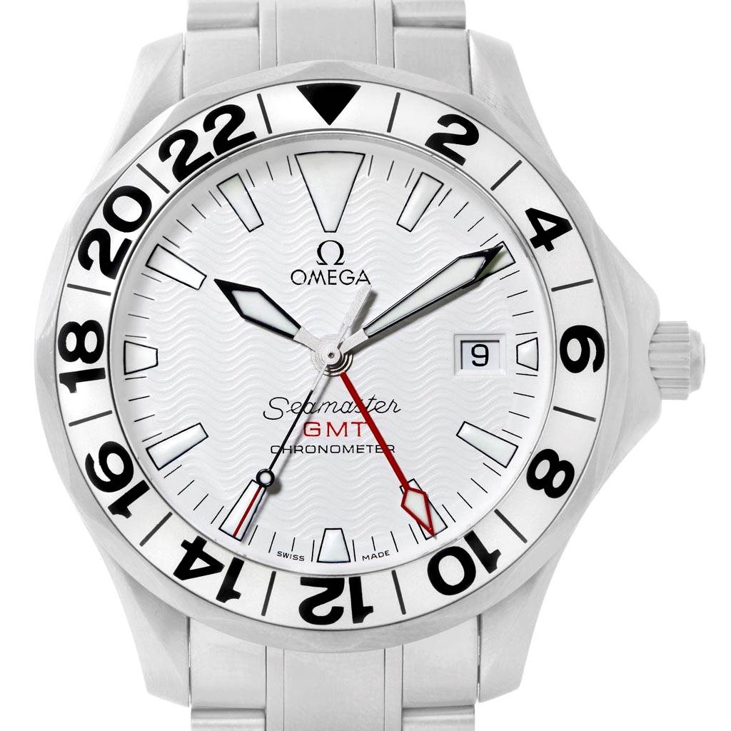 The image shows a frontal view of an Omega Seamaster 2538.20.00 Men
s Stainless Steel White Dial 2538.20.00 Men
s Stainless Steel White Dial watch featuring a white dial, black numerals, and a date window.