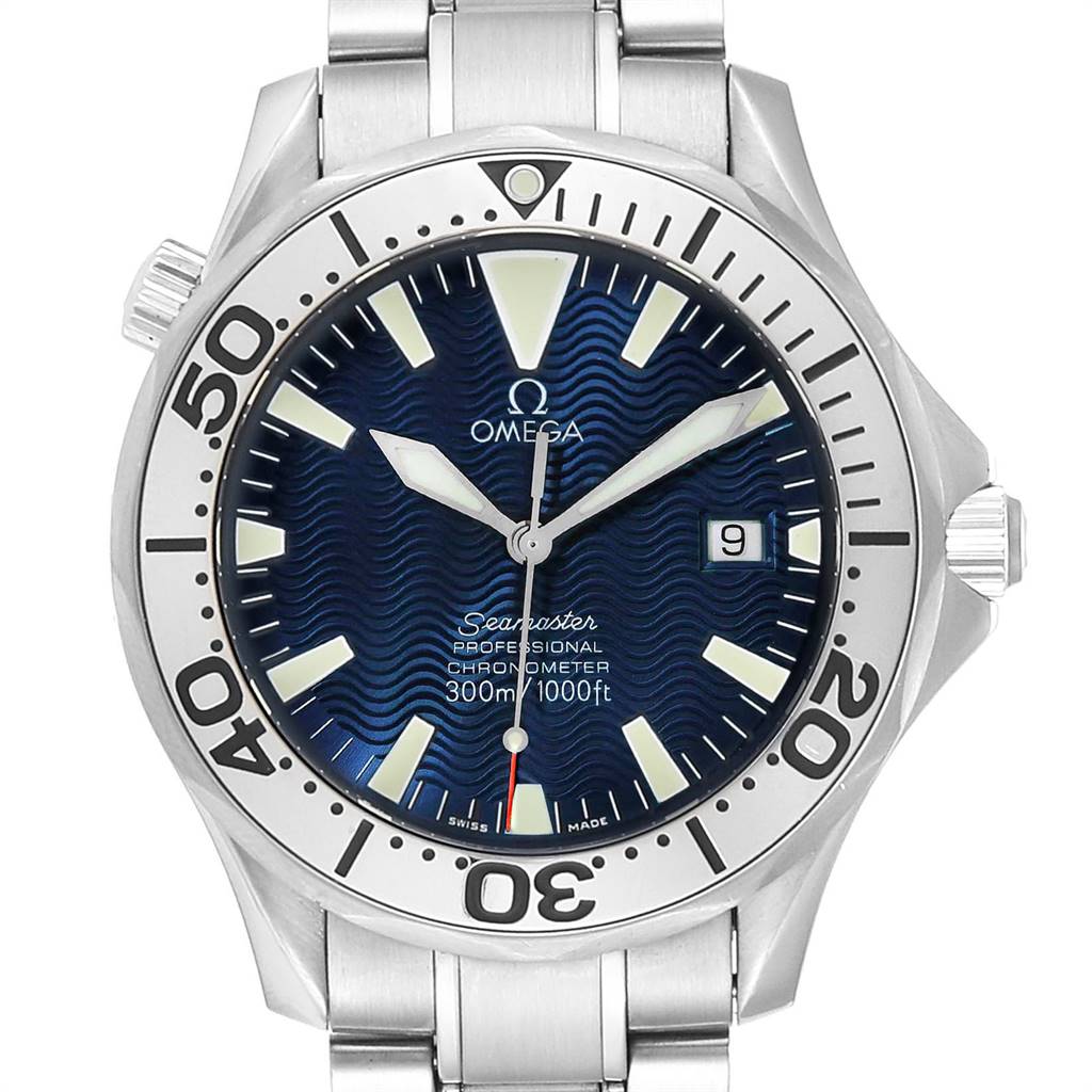 This image shows the front view of the Omega Seamaster 2255.80.00 Men
s Stainless Steel Blue Dial 2255.80.00 Men
s Stainless Steel Blue Dial watch, highlighting its dial, bezel, hands, and bracelet.