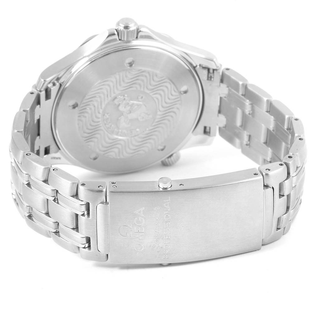 This image shows the back case and clasp of an Omega Seamaster 2541.80.00 Men
s Stainless Steel Blue Dial 2541.80.00 Men
s Stainless Steel Blue Dial watch, highlighting its stainless steel bracelet.