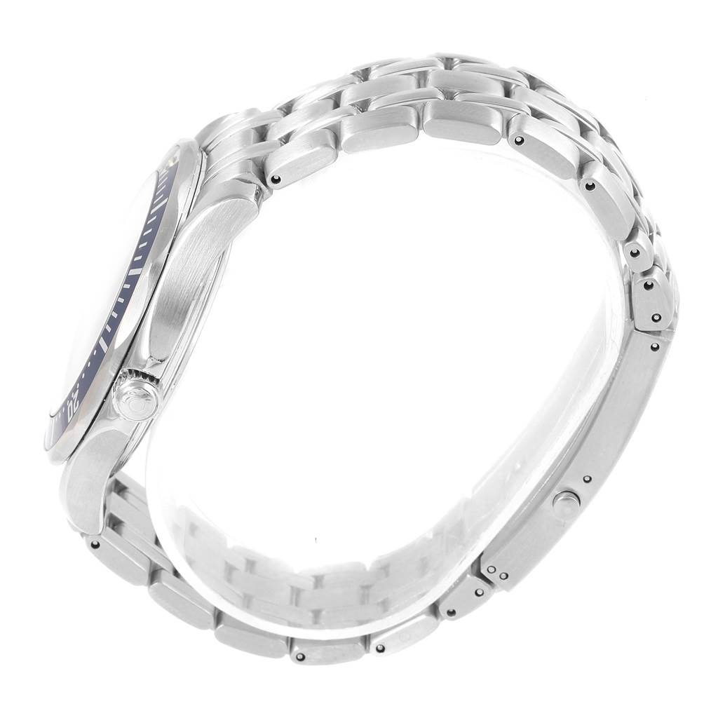 This image shows a side view of the Omega Seamaster 2541.80.00 Men
s Stainless Steel Blue Dial 2541.80.00 Men
s Stainless Steel Blue Dial watch, highlighting its case, bezel, and metal bracelet.