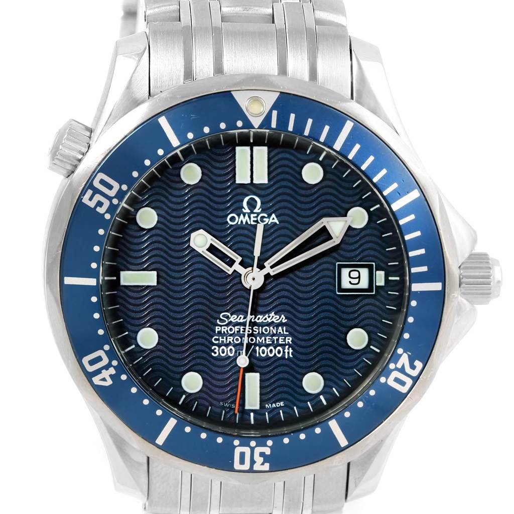The image shows a front view of an Omega Seamaster 2531.80.00 Men
s Stainless Steel Blue Dial 2531.80.00 Men
s Stainless Steel Blue Dial watch, featuring its dial, bezel, and part of its metal bracelet.
