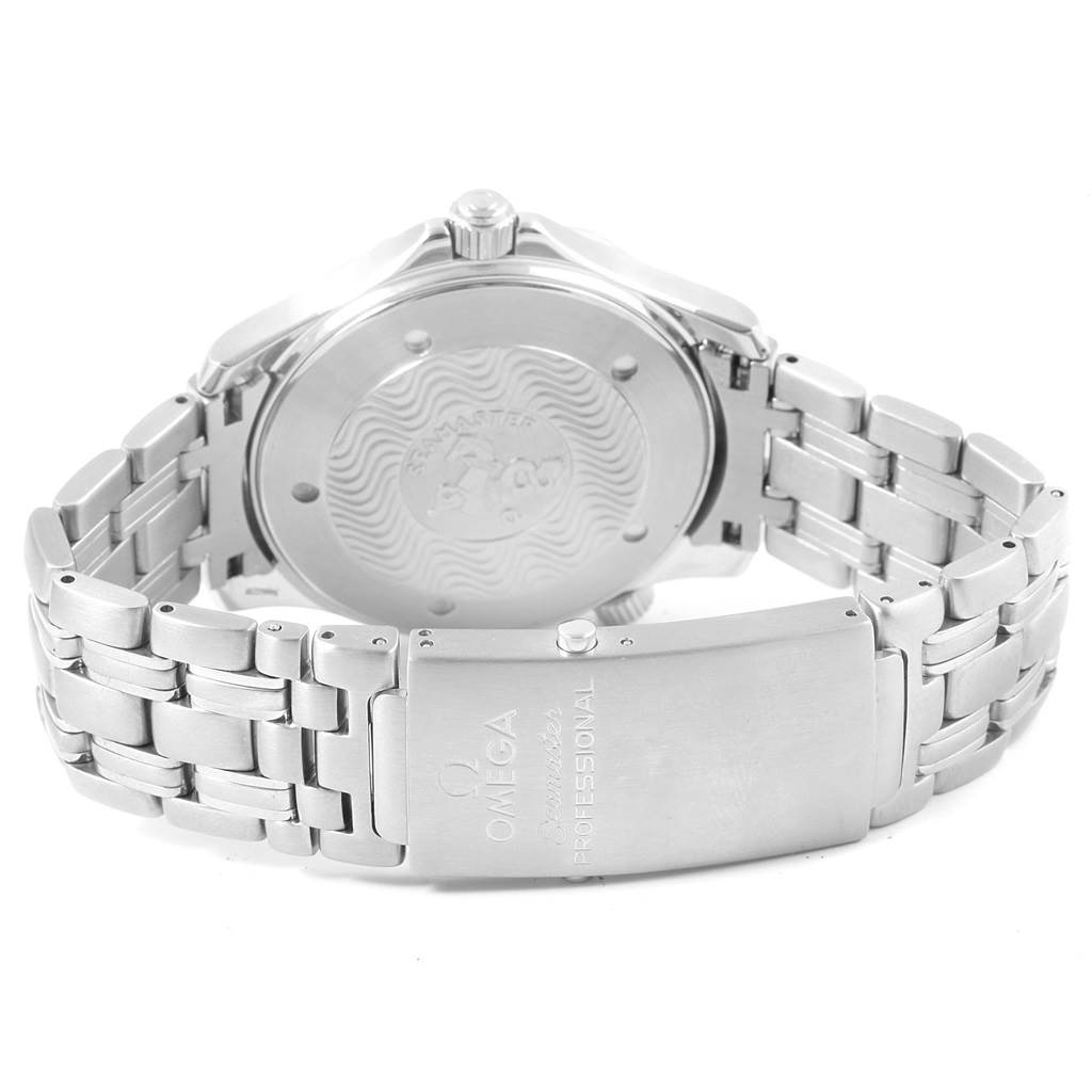 This image shows the back case and stainless steel bracelet of the Omega Seamaster 2541.80.00 Men
s Stainless Steel Blue Dial 2541.80.00 Men
s Stainless Steel Blue Dial watch.