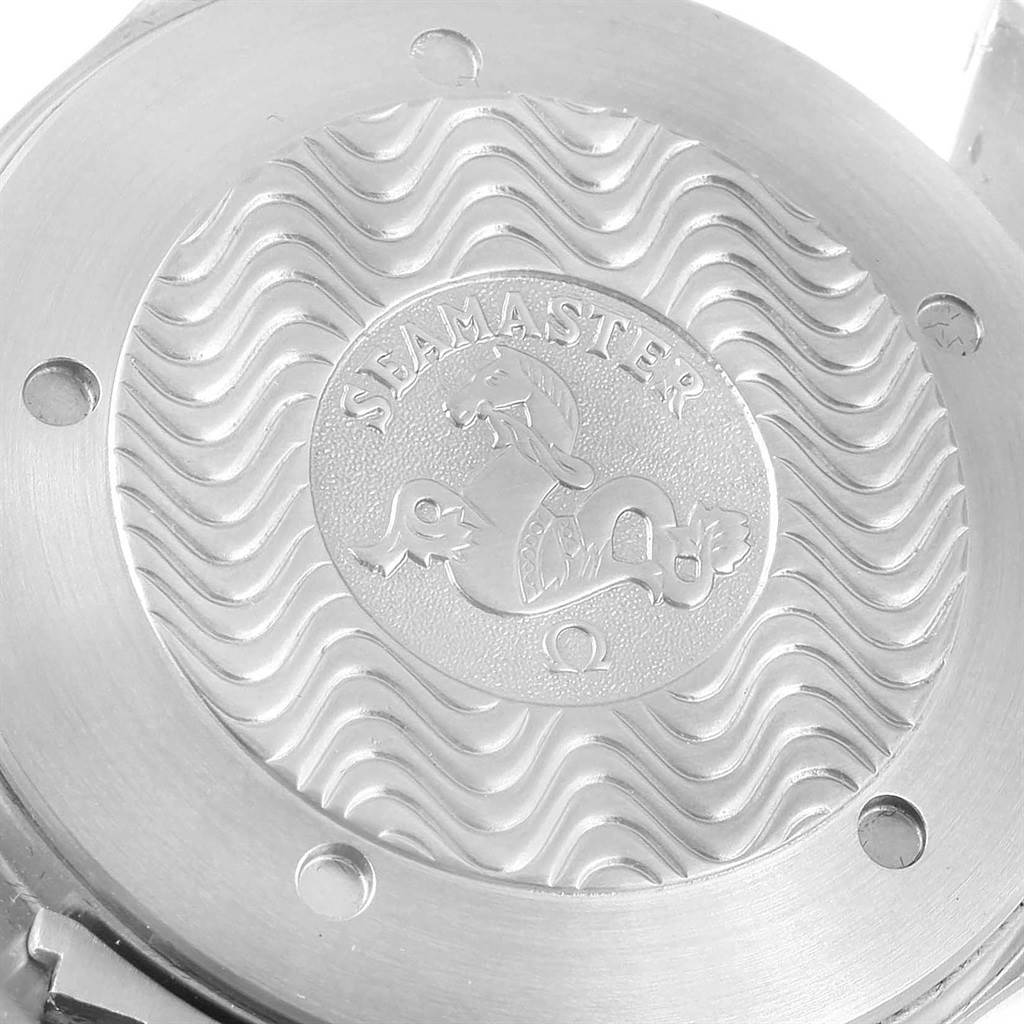 This image shows the engraved case back of an Omega Seamaster 2538.20.00 Men
s Stainless Steel White Dial 2538.20.00 Men
s Stainless Steel White Dial watch, featuring the wave pattern and the Seamaster logo.
