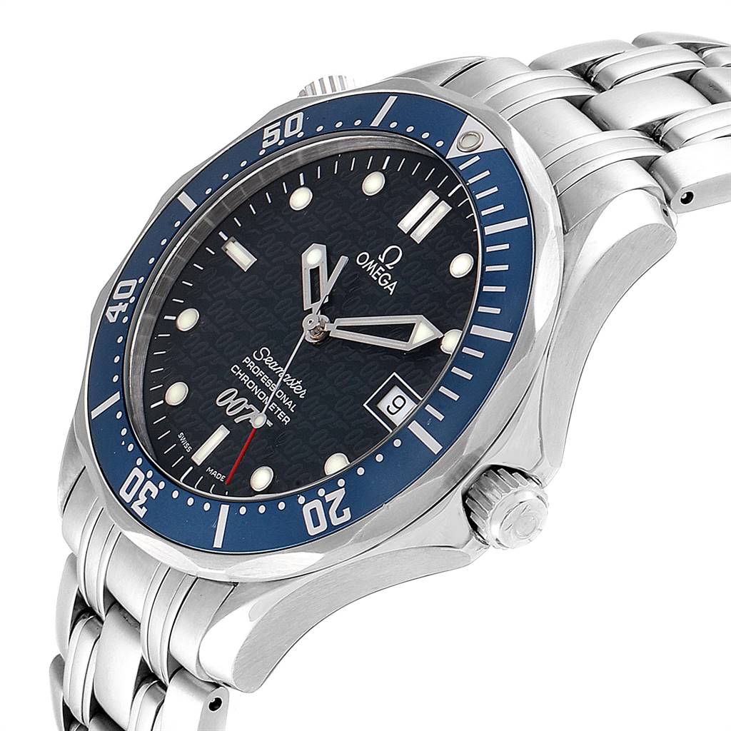 This image shows an angled side view of the Omega Seamaster 2537.80.00 Men
s Stainless Steel Blue Dial 2537.80.00 Men
s Stainless Steel Blue Dial watch, highlighting its face, bezel, crown, and stainless steel bracelet.
