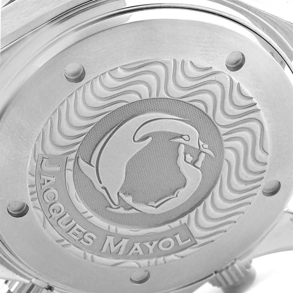 This image shows the engraved case back of the Omega Seamaster 2595.50.00 Men
s Stainless Steel Black Dial 2595.50.00 Men
s Stainless Steel Black Dial model, highlighted with "Jacques Mayol" and a dolphin design.
