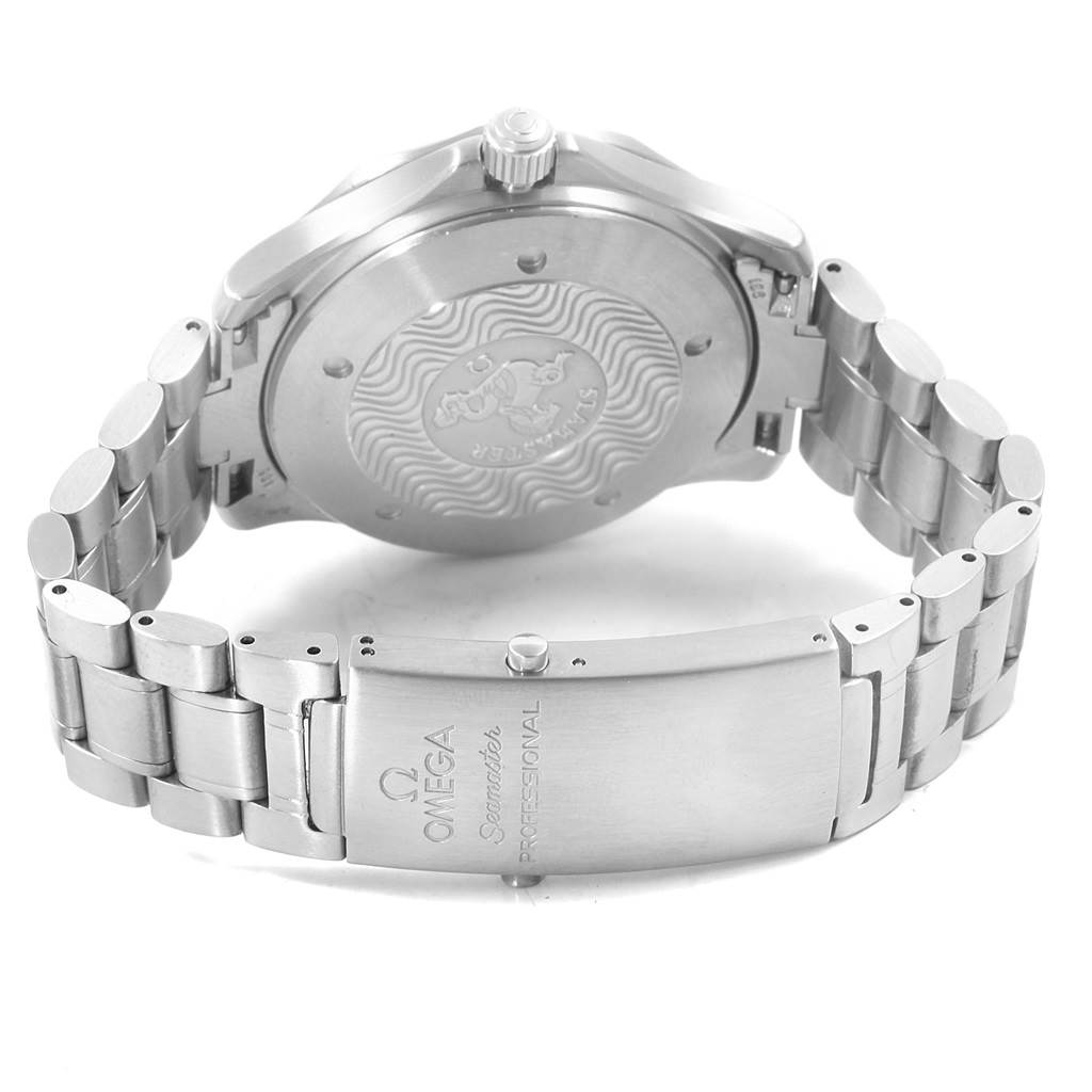 This image shows the backside and clasp of an Omega Seamaster 2538.20.00 Men
s Stainless Steel White Dial 2538.20.00 Men
s Stainless Steel White Dial watch, displaying the case back and bracelet.