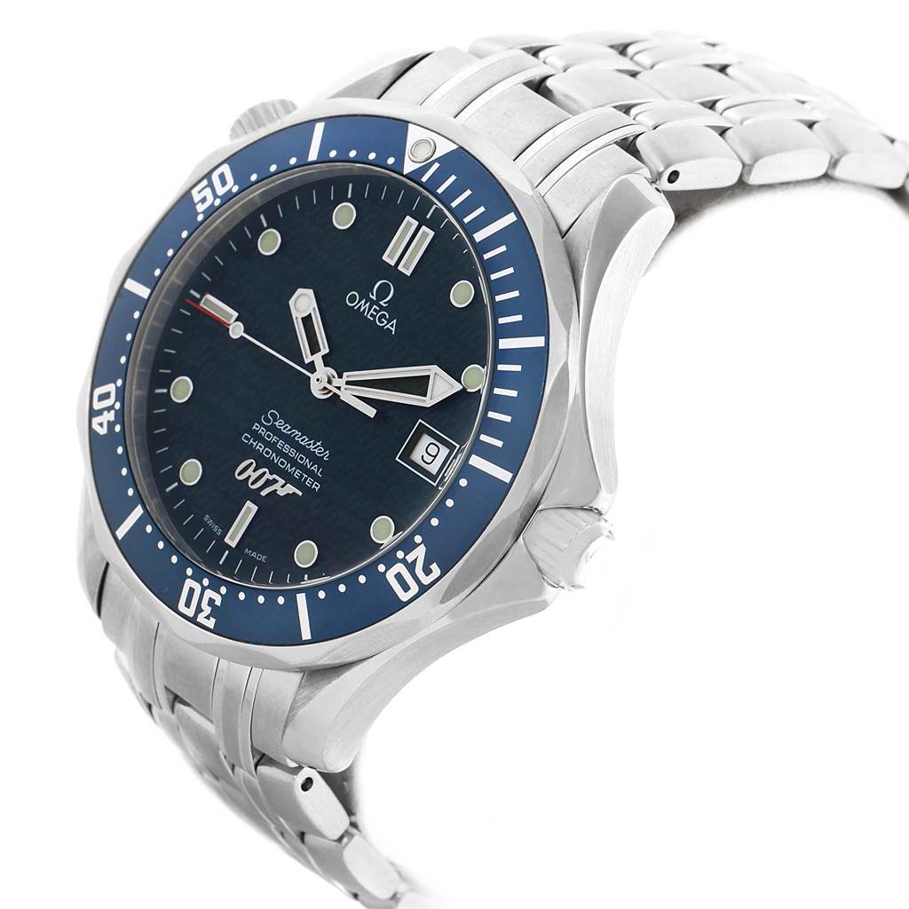 This image shows the front and side of the Omega Seamaster 2537.80.00 Men
s Stainless Steel Blue Dial 2537.80.00 Men
s Stainless Steel Blue Dial watch, highlighting its face, bezel, and metal bracelet.