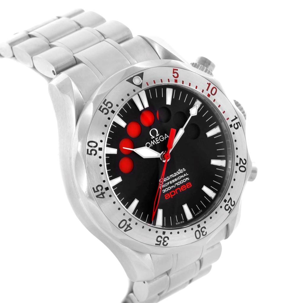 The image shows an angled view of an Omega Seamaster 2595.50.00 Men
s Stainless Steel Black Dial 2595.50.00 Men
s Stainless Steel Black Dial watch, highlighting the dial, bezel, and stainless steel bracelet.