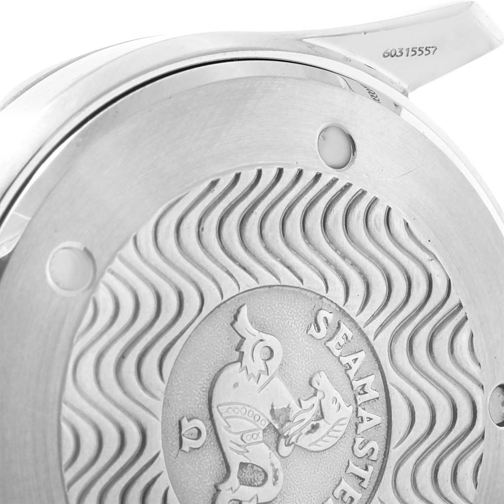 The image shows the back case of an Omega Seamaster 2531.80.00 Men
s Stainless Steel Blue Dial 2531.80.00 Men
s Stainless Steel Blue Dial watch, featuring its emblem and serial number.