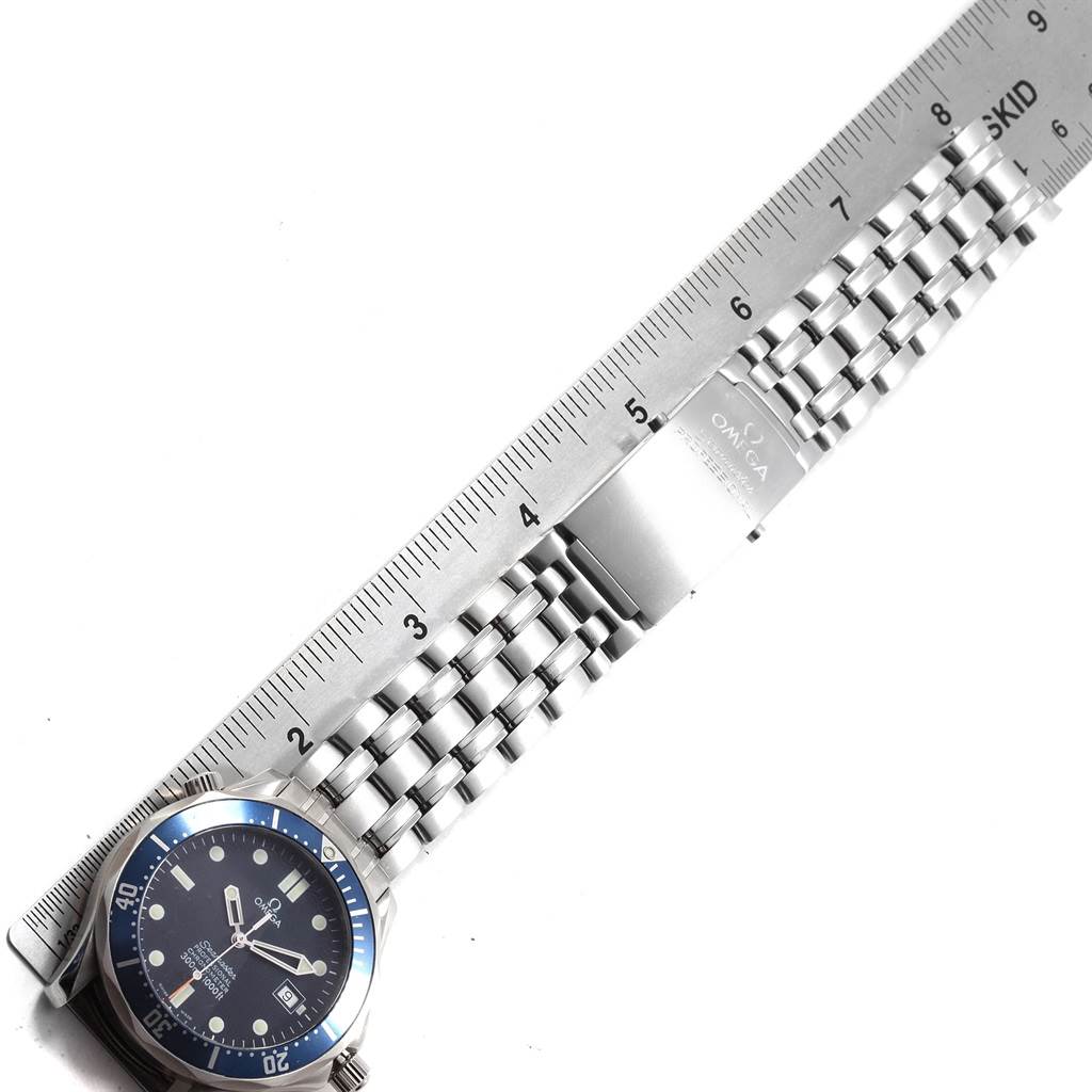 The image shows an Omega Seamaster 2531.80.00 Men
s Stainless Steel Blue Dial 2531.80.00 Men
s Stainless Steel Blue Dial watch laying flat with a ruler to measure its stainless steel bracelet.
