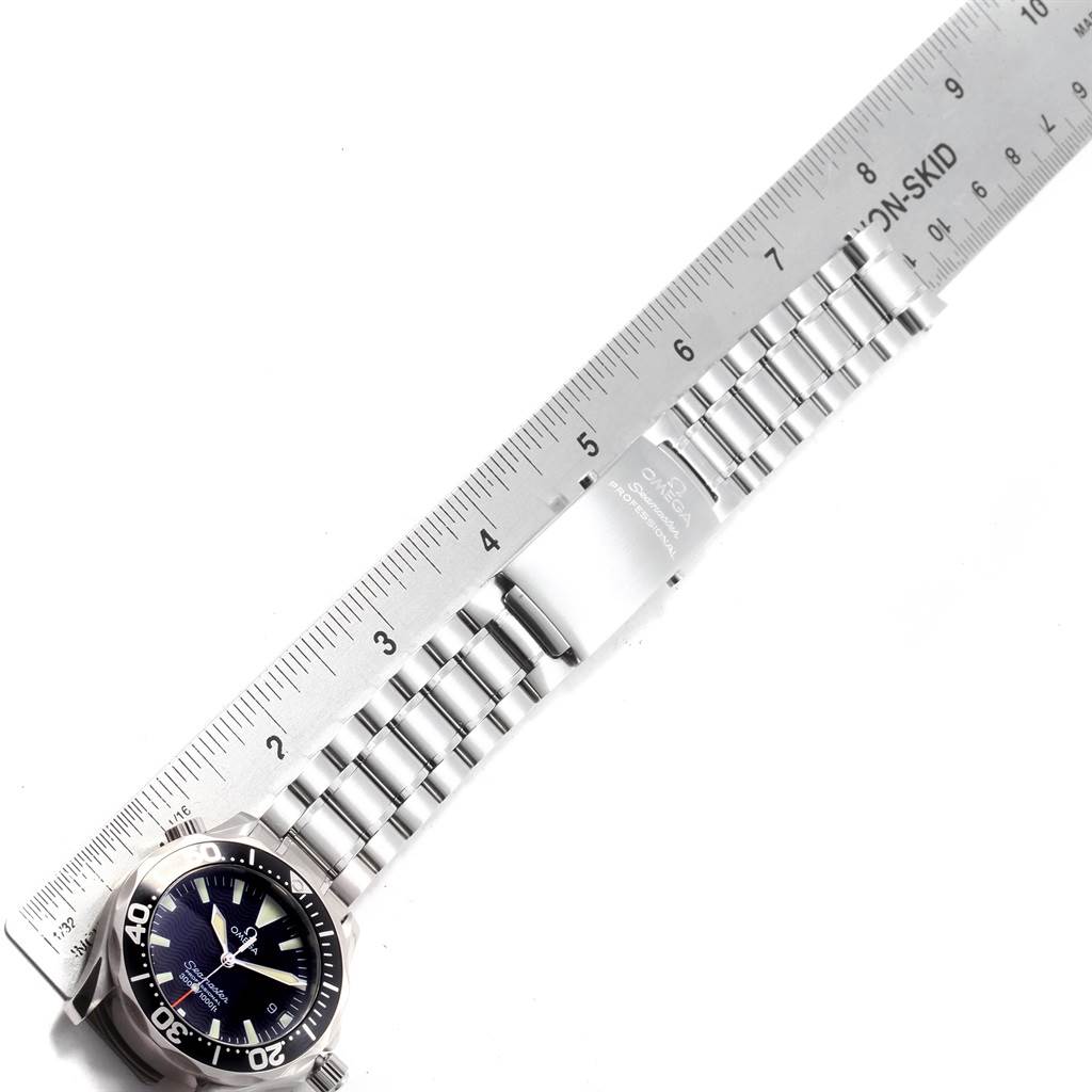 The image shows the Omega Seamaster 2252.50.00 Men
s Stainless Steel Black Dial 2252.50.00 Men
s Stainless Steel Black Dial watch laid flat, focusing on its bracelet and clasp alongside a ruler for measurement.