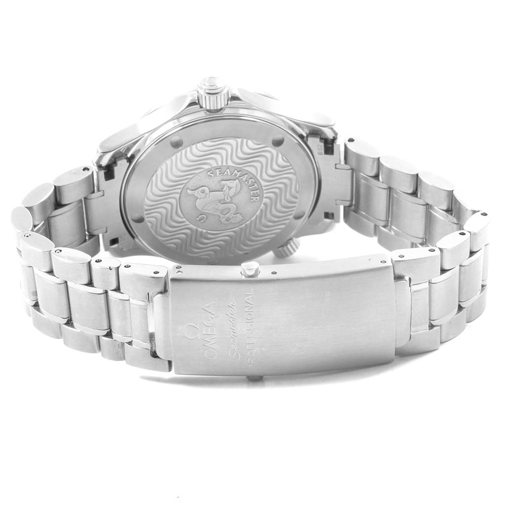 The image shows the back and bracelet of the Omega Seamaster 2252.50.00 Men
s Stainless Steel Black Dial 2252.50.00 Men
s Stainless Steel Black Dial watch.